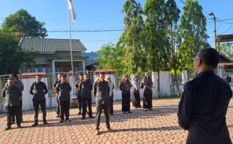 Ketua Panwaslih Kabupaten Bireuen, Rahmad, sedang memberikan pengarahan dalam apel, Senin 26 Januau 2026