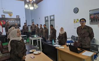 Jajaran Bawaslu Kab. Bireuen mengikuti peringatan HUT ke-18 Bawaslu secara daring. 