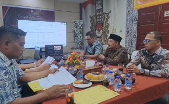 Ketua dan Anggota Panwaslih Kabupaten Bireuen mengikuti rapat pleno PDPB Triwulan I Tahun 2026, di Kantaor KIP Bireuen, Kamis 2 April 2026.