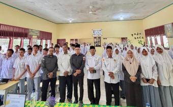 Ketua Bawaslu dan Kakan Kemenag Bireuen pada kegiatan edukasi pengawasan pemilu untuk pemilih pemula.