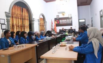 Kunjungan Mahasiswa Fakultas Hukum Keluarga Islam UIA ke Bawaslu Bireuen, Senin (15/6/2026).
