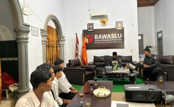 Anggota Bawaslu Bireuen menerima mahasiswa Fikom Almuslim magang.