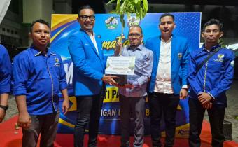 Penyerahan bibit pohon kepada pengurus KNPI Bireuen
