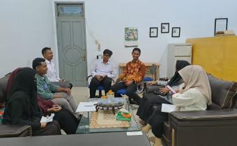 Mahasiswa HKI UIA melakukan diskusi dengan Kordiv PPPS, Bawaslu Bireuen, Baihaqi.