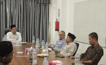 Ketua dan Anggota Bawaslu Bireuen sedang membahas kerja sama dengan Rektor UNISAI